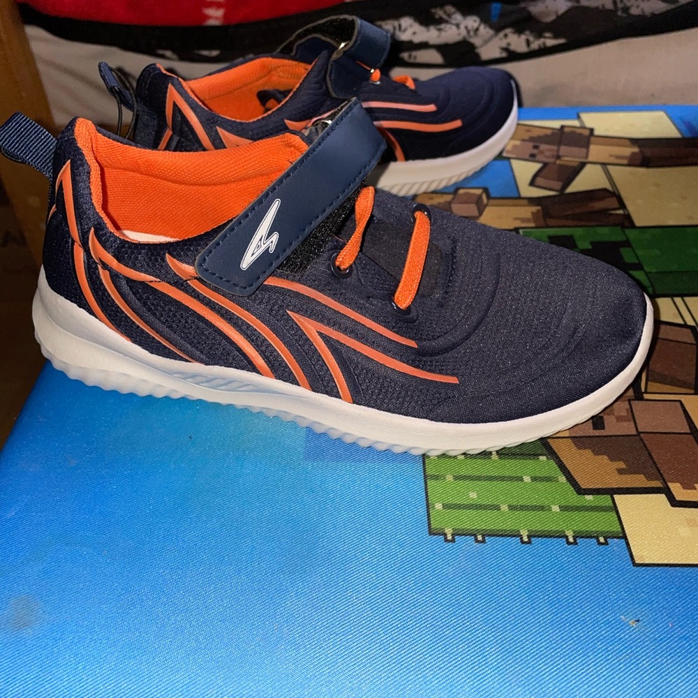 Boys NWT boys size 3 running shoes